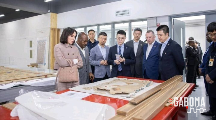 Ali Bongo visite le musée du Palais impérial de Chine et une usine de fournitures militaires