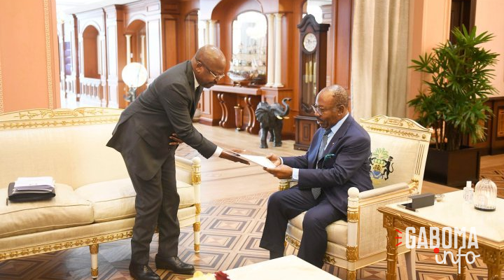 Ali Bongo reçoit le rapport des 100 premiers jours d’Alain-Claude Bilie-By-Nze