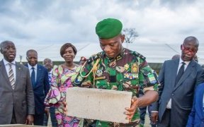 Mouila : Le président de la transition donne le coup d’envoi des travaux de construction de l’agence BEAC