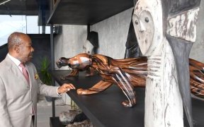 Ali Bongo visite le nouveau showroom « Akiba Wood Furniture » à Akanda