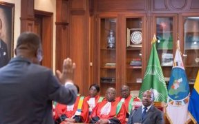 Prestation de serment&nbsp;: Ali Bongo reçoit celui de son ministre délégué au Transport