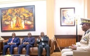 Brice Clotaire Oligui Nguéma échange avec des anciens dignitaires du Gabon