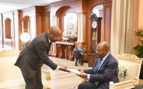 Ali Bongo reçoit le rapport des 100 premiers jours d’Alain-Claude Bilie-By-Nze