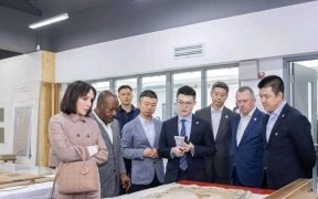 Ali Bongo visite le musée du Palais impérial de Chine et une usine de fournitures militaires