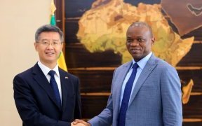 Brice Oligui Nguema échange avec l’ambassadeur de Chine et des entrepreneurs militaires chinois